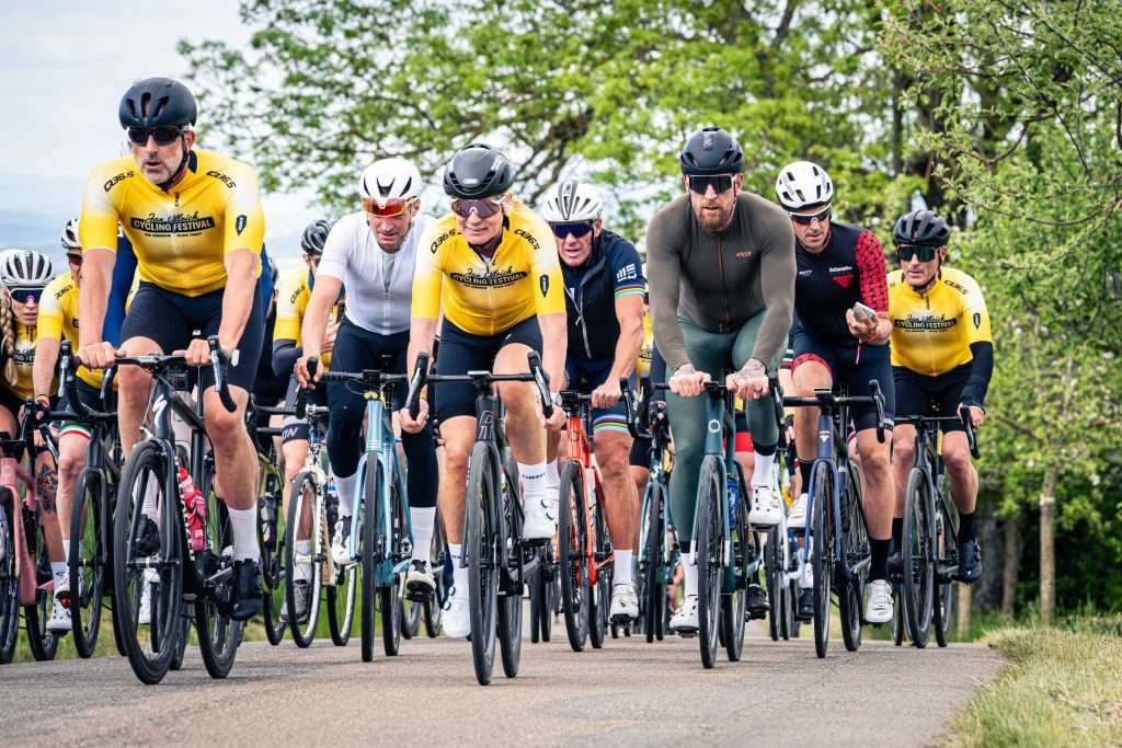 Peloton in JUCF-Trikots beim Jan Ullrich Cycling Festival
