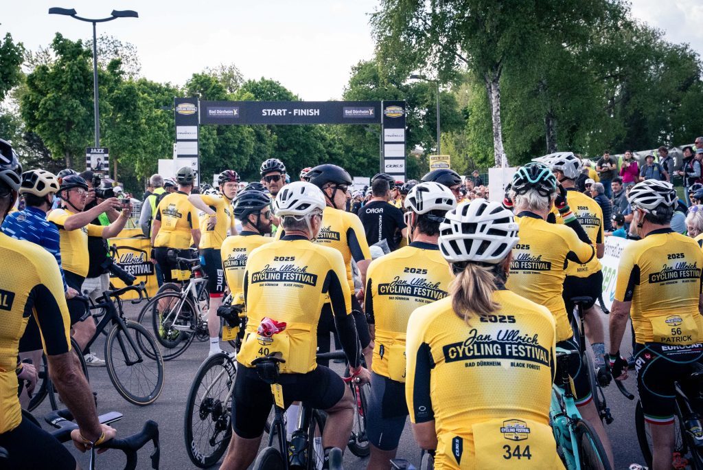 Teilnehmer in JUCF-Trikots am Start